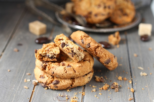 Cookies aux pépites de chocolat empilés sur fond en bois rustique