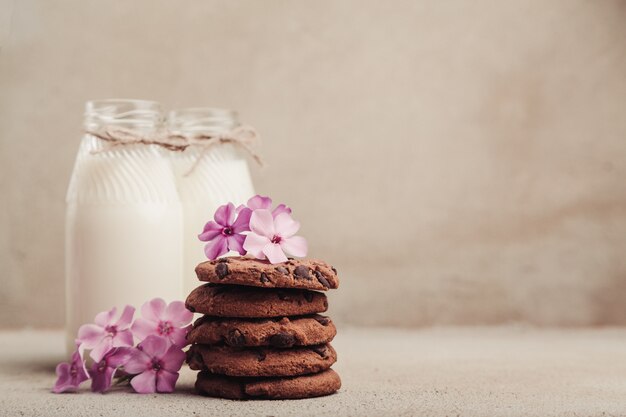 Cookies Aux Pépites De Chocolat Empilés Sur Une Table Grise