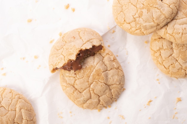 Cookies aux pépites de chocolat sur fond blanc