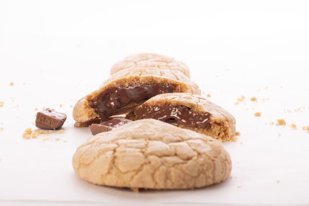 Cookies aux pépites de chocolat sur fond blanc