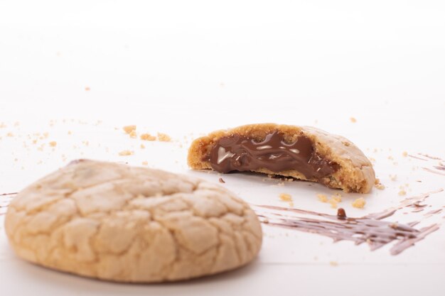 Cookies aux pépites de chocolat sur fond blanc