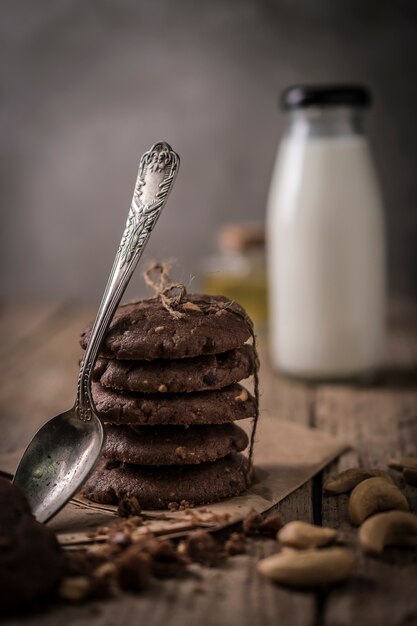 cookies aux pépites de chocolat fraîchement cuits au four sur une table en bois rustique