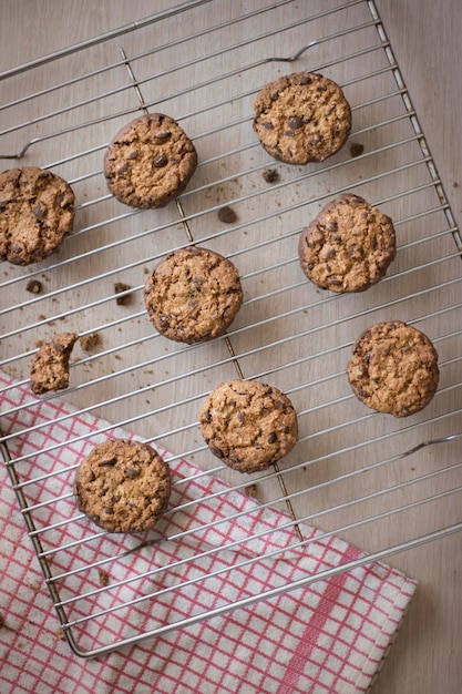 Cookies aux pépites de chocolat sur une grille de cuisine avec une serviette