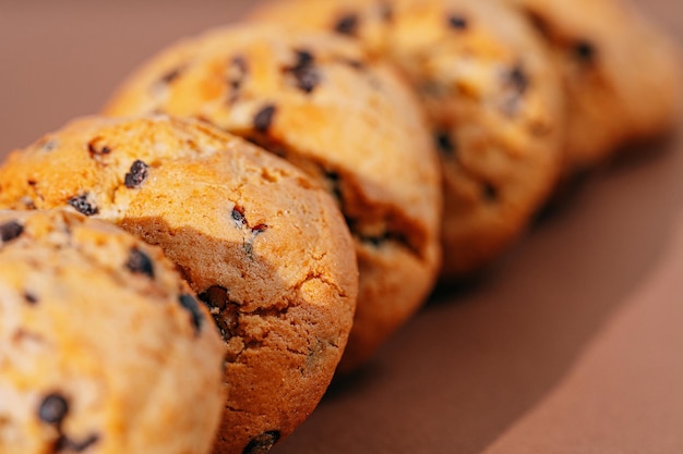 Cookies aux pépites de chocolat gros plan sur fond marron