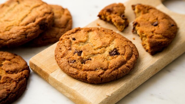 Cookies aux pépites de chocolat à l'heure du café.