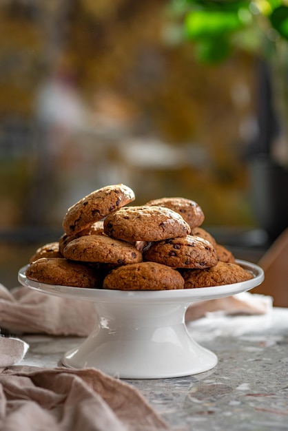 Cookies aux pépites de chocolat avec des pépites de chocolat sur un plateau