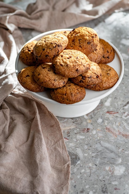 Cookies aux pépites de chocolat avec des pépites de chocolat sur un plateau