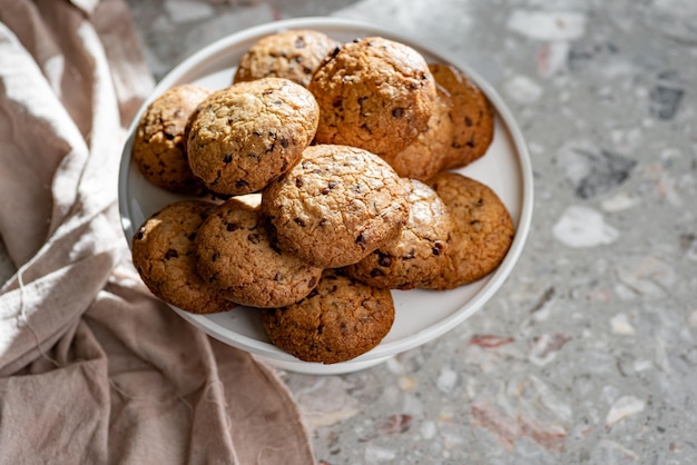 Cookies aux pépites de chocolat avec des pépites de chocolat sur un plateau