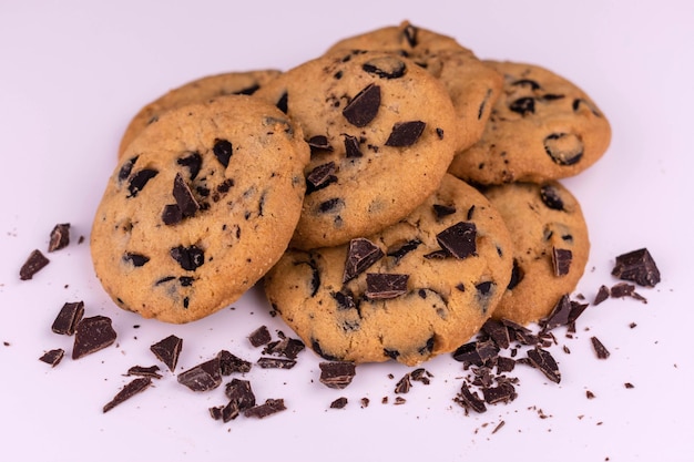 Cookies aux pépites de chocolat sur une plaque blanche libre