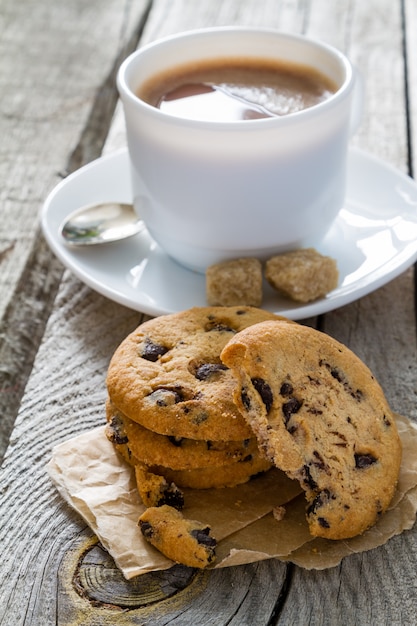 Cookies aux pépites de chocolat sur une plaque blanche