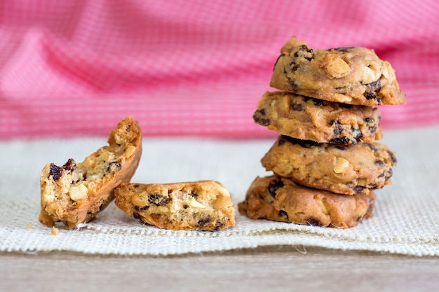 Cookies aux pépites de chocolat sur une table en bois rustique.