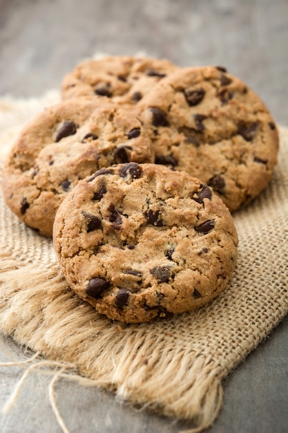 Cookies aux pépites de chocolat sur table en bois