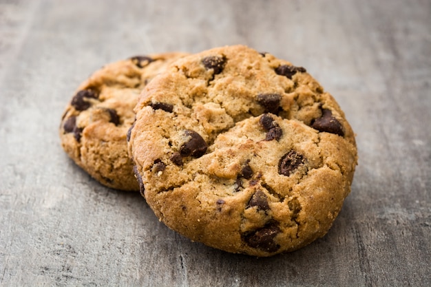 Cookies aux pépites de chocolat sur la table en bois