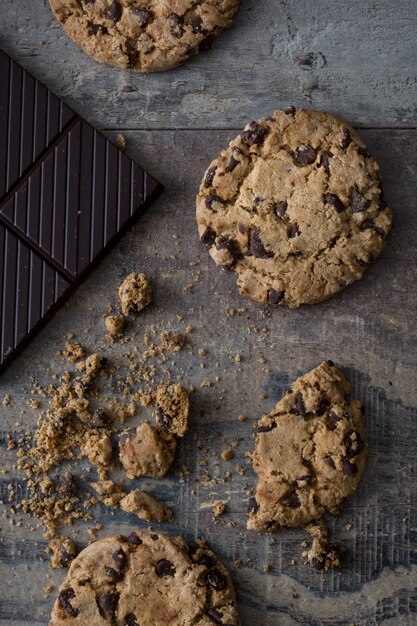 Cookies aux pépites de chocolat traditionnel sur la vue de dessus de table en bois