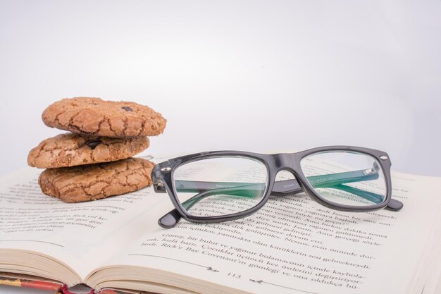 Cookies aux pépites de chocolat et verres sur un livre