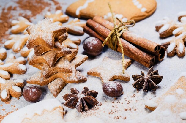 Cookies bâtons de cannelle et étoiles d'anis