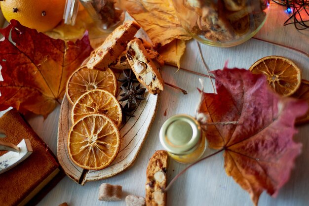 Cookies biscotti tranches de feuilles d'automne orange et un pot de confiture ou L'atmosphère de chaleur et de confort