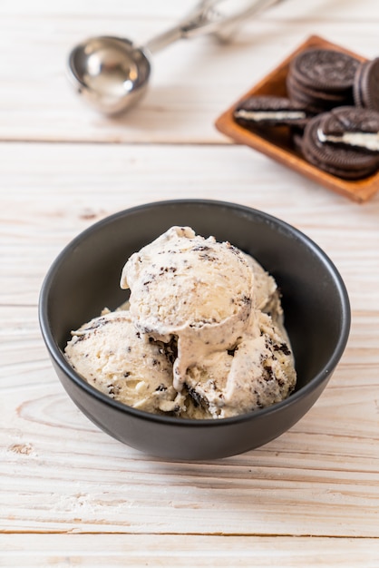 cookies et bol de crème glacée à la crème