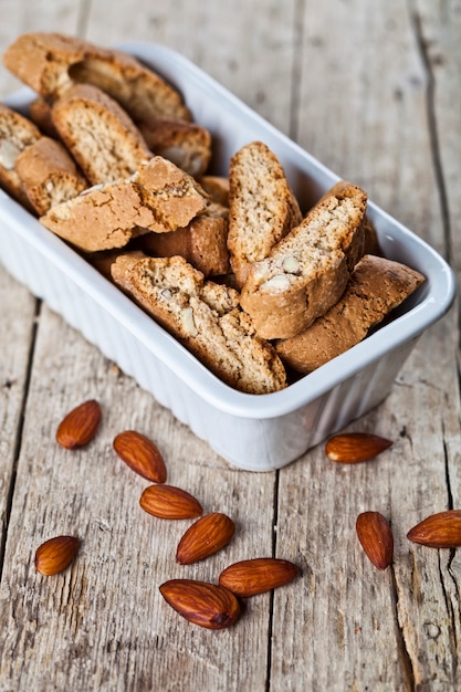 Cookies cantuccini aux graines d&#39;amande sur fond de table en bois ructic.