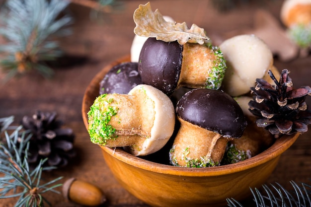 Cookies champignons dans un bol en bois sur fond de bois