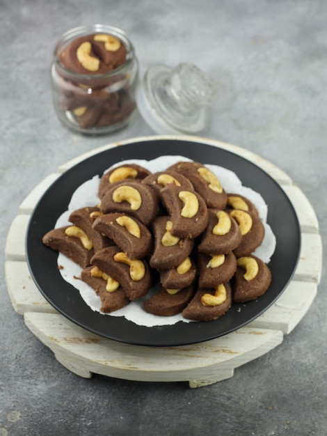 Cookies choco cajou. Biscuits au chocolat avec garniture aux noix de cajou.