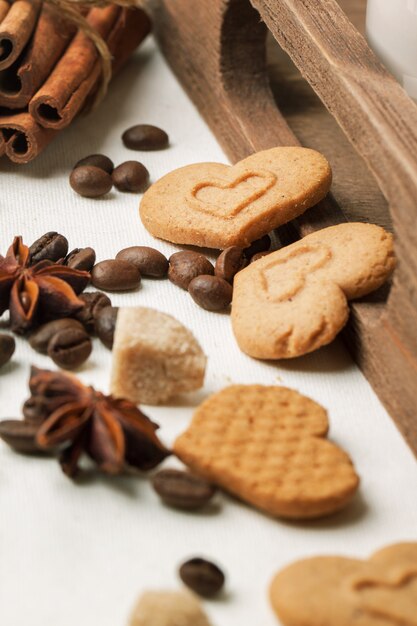 Cookies comme coeurs avec des grains de café et des épices