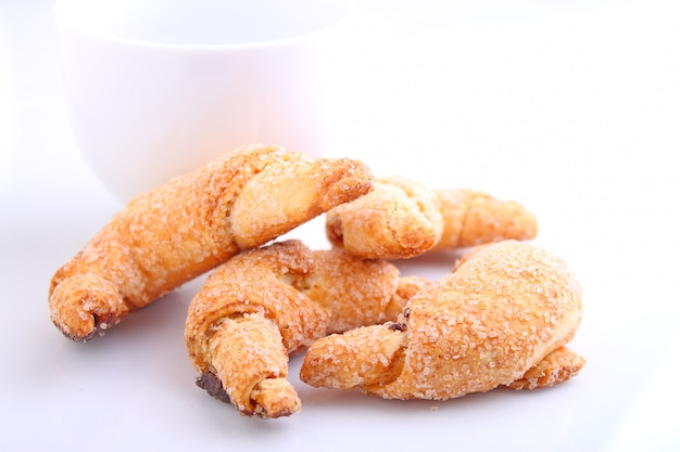 Cookies avec de la confiture sur une plaque blanche sur un fond blanc