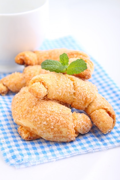 Cookies avec de la confiture sur une plaque blanche sur un fond blanc