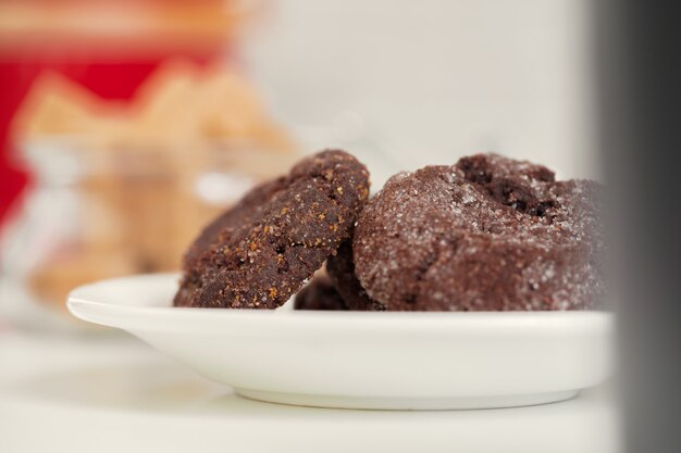 Cookies dans une assiette sur le comptoir de la cuisine