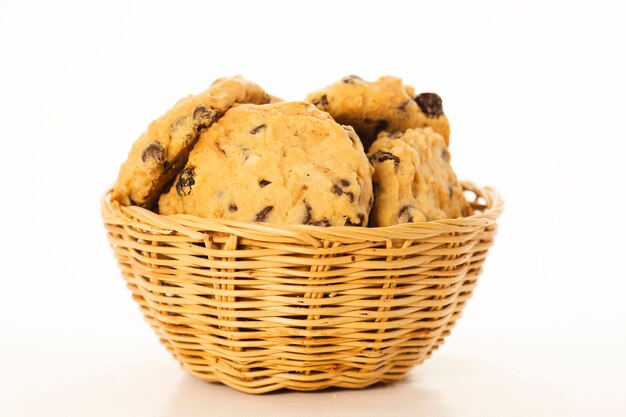 Cookies dans un bol d&#39;armure sur fond blanc.