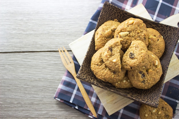 Cookies dans un bol en bois A Fork près