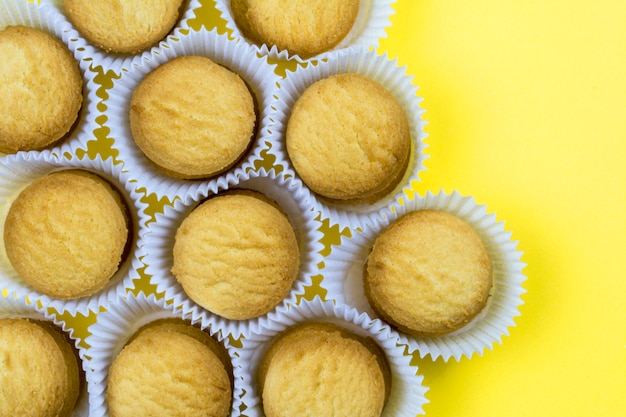 Cookies dans des paniers en papier sur fond jaune