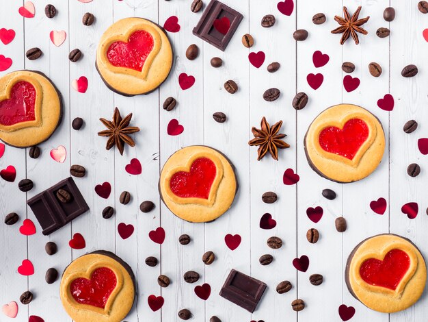 Cookies faits maison avec un coeur de confiture rouge Saint Valentin