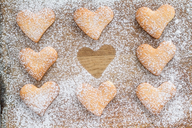 Cookies en forme de coeur sur fond de bois