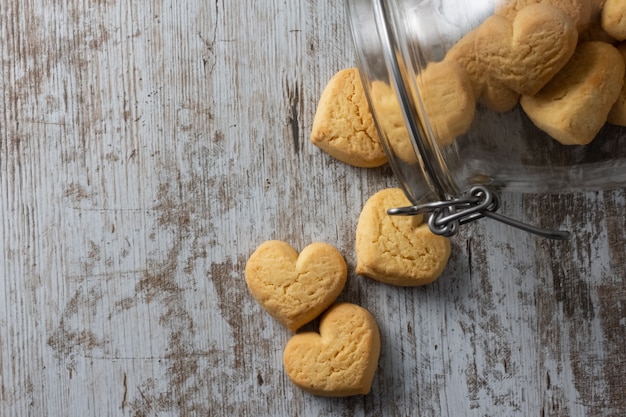 Cookies en forme de coeur sur fond rustique clair