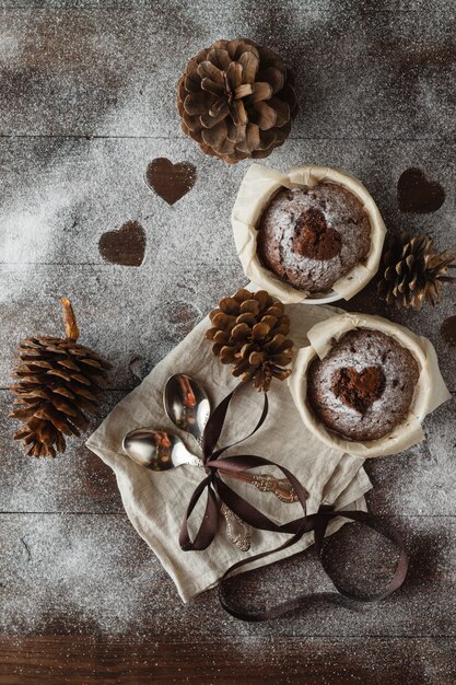 Cookies en forme de coeur pour la Saint-Valentin sur table en bois. Espace copie