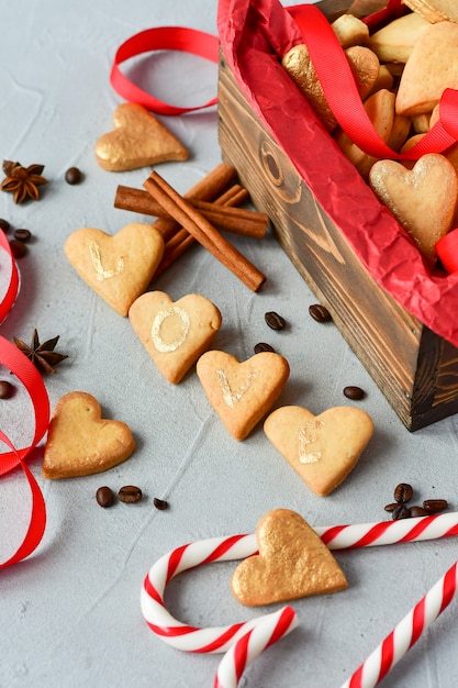 cookies en forme de coeurs, sur les lettres de cookies LOVE.decor rubans rouges. Joyeuse saint Valentin