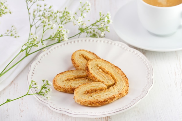 Cookies sur la plaque avec du café