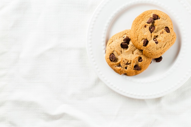 Photo cookies sur plaque avec fond blanc