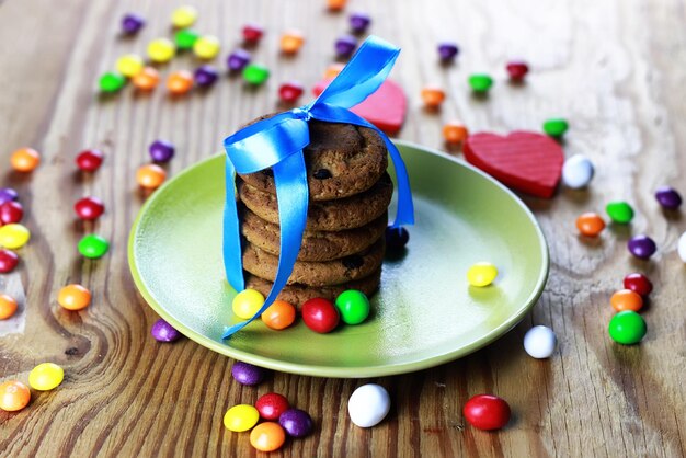 Cookies avec ruban sur plaque de bonbons