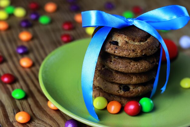 Cookies avec ruban sur plaque de bonbons