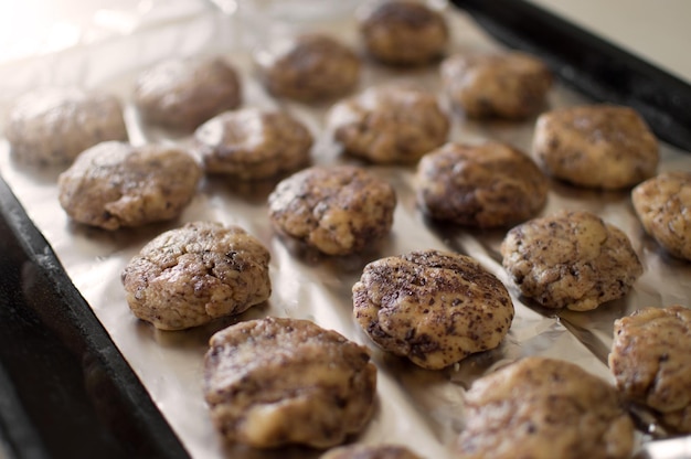 Les cookies se trouvent en rangées sur une palette en acier