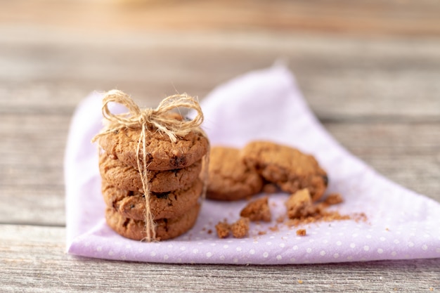 Les cookies sont empilés sur des mouchoirs