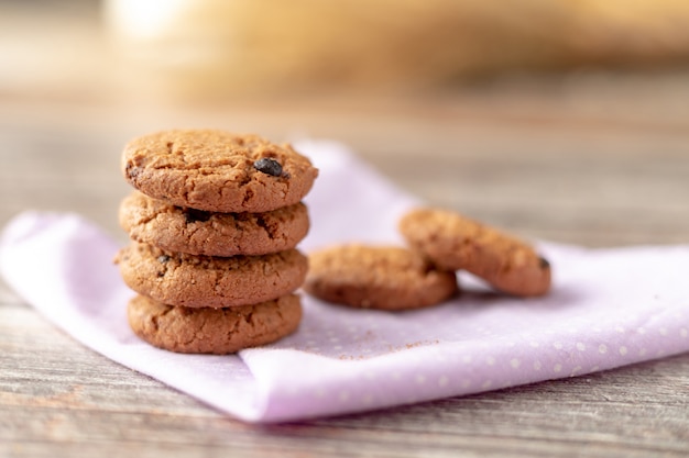 Les cookies sont empilés sur des mouchoirs