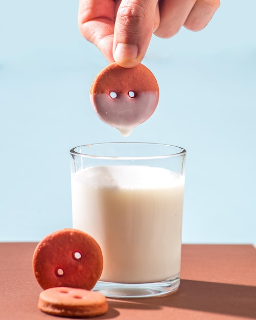 Les cookies sont trempés dans un verre de lait