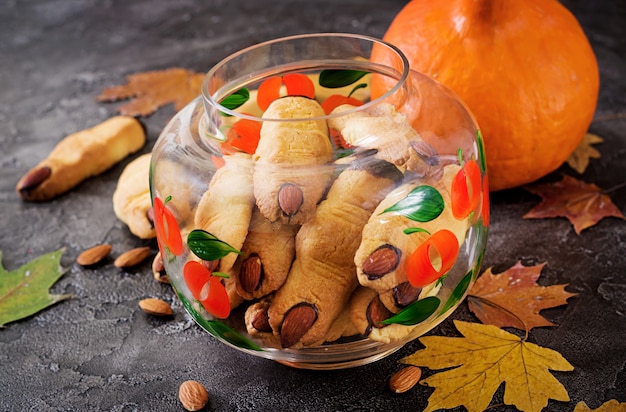 Cookies sorcière doigts, recette drôle pour la fête d'Halloween.