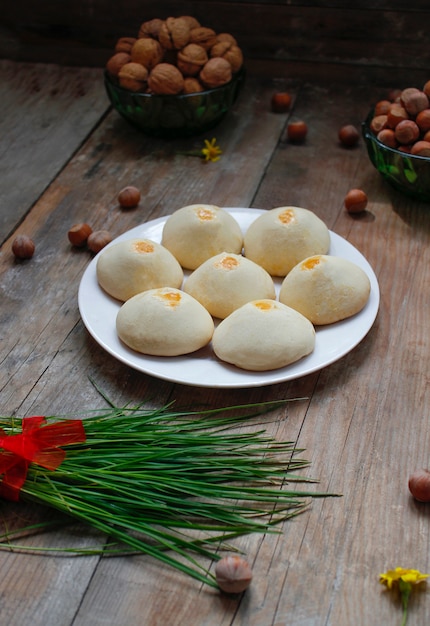 Cookies de vacances azerbaïdjanais traditionnels shakar chorek sur plaque blanche sur rustique