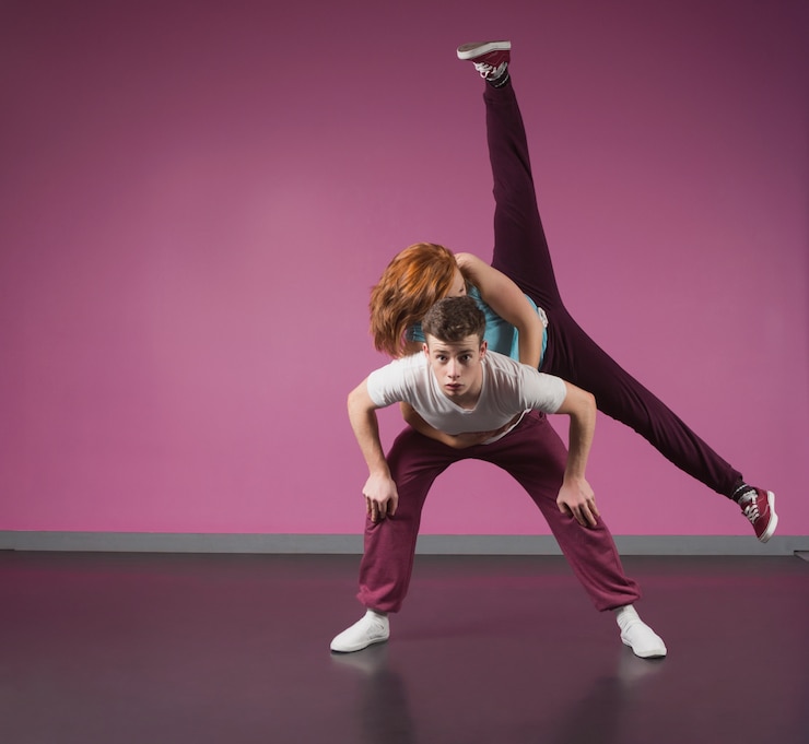 Photo cool break dancing couple dansant ensemble
