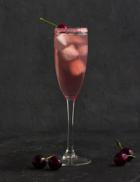 Cool cocktail de cerises avec de la glace et une cerise