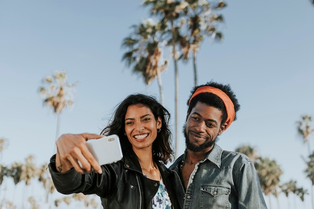 Cool couple prenant un selfie